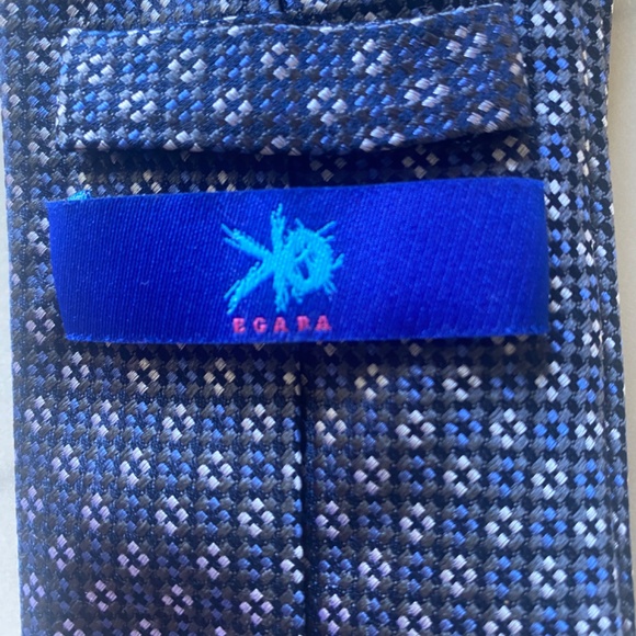 Silk tie with tiny flower pattern in blue and black sil - Picture 3 of 5